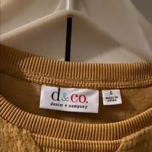 d&co. Denim + Company Mustard Yellow & Gray Pullovers- Small